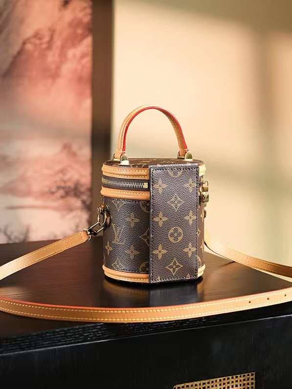 #0037  LOUIS VUITTON